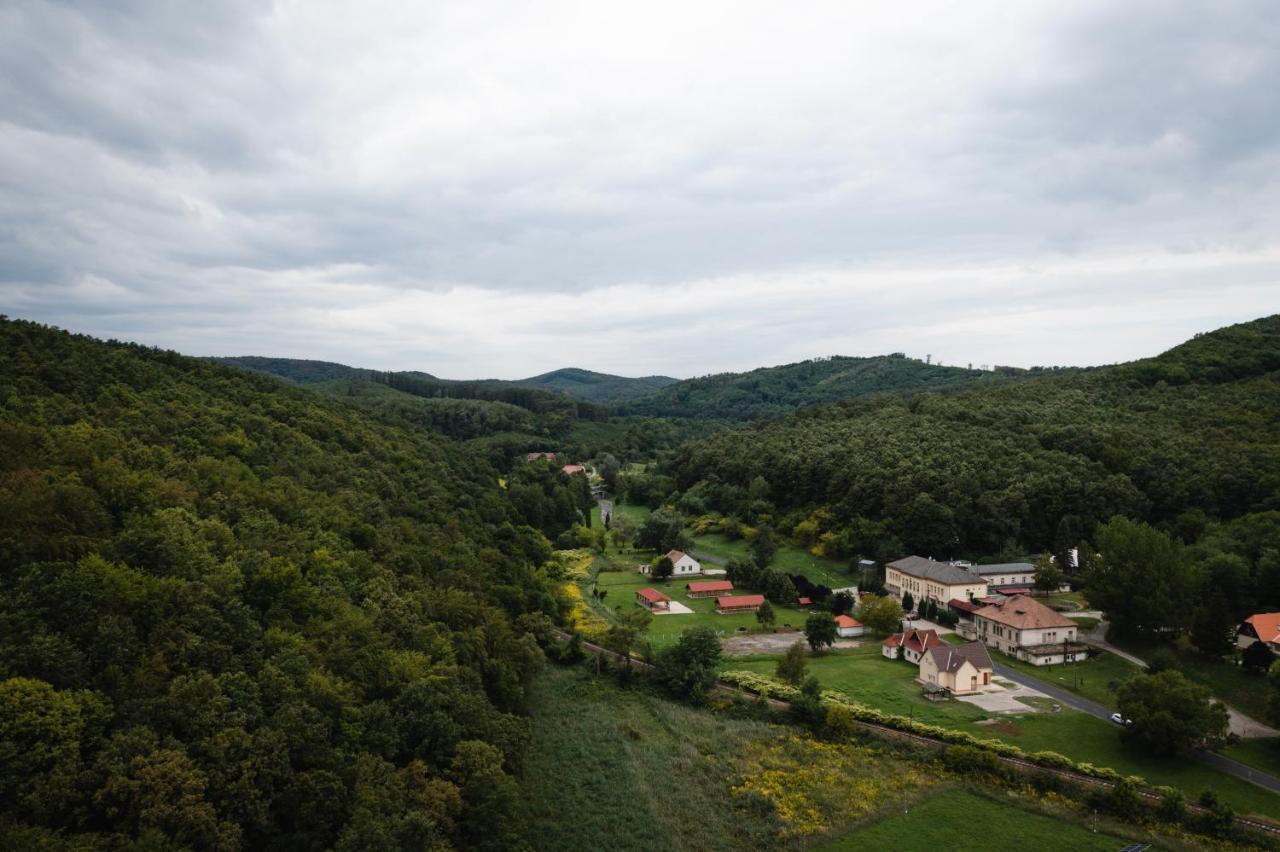 Videki Vendeghaz A Buekkben, Pezsgofuerdovel. Apartment Királd Exterior foto