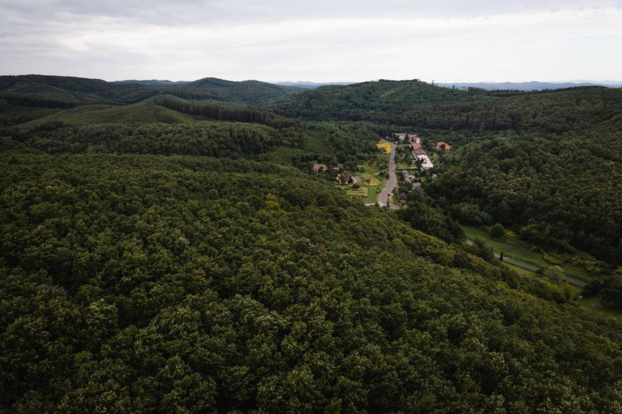 Videki Vendeghaz A Buekkben, Pezsgofuerdovel. Apartment Királd Exterior foto
